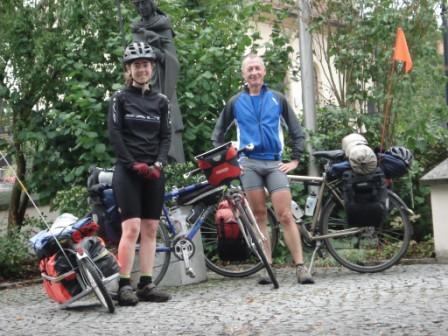 Lisa Kamphausen uit Duisburg en ik bij kilometer 1000 in W�rth. Let op haar fietsaanhangwagentje.
